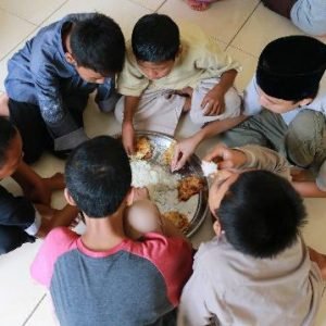 kegiatan-makan-santri-ponpes-imam-syafii-2